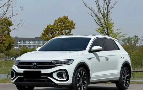 Volkswagen T-Roc I, 2023 год, 1 850 000 рублей, 3 фотография