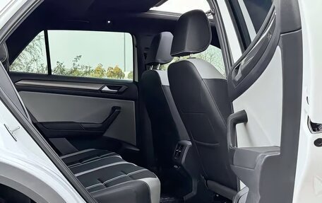 Volkswagen T-Roc I, 2023 год, 1 850 000 рублей, 13 фотография