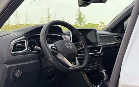 Volkswagen T-Roc I, 2023 год, 1 850 000 рублей, 16 фотография