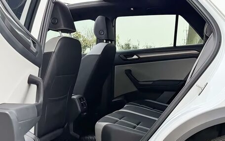 Volkswagen T-Roc I, 2023 год, 1 850 000 рублей, 15 фотография