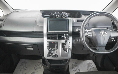 Toyota Voxy II, 2012 год, 599 000 рублей, 14 фотография