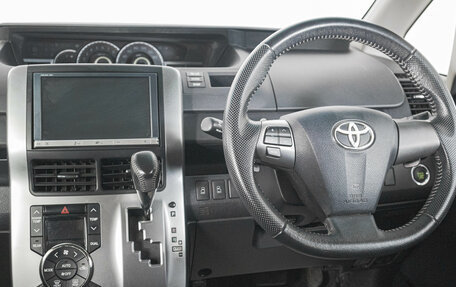 Toyota Voxy II, 2012 год, 599 000 рублей, 15 фотография