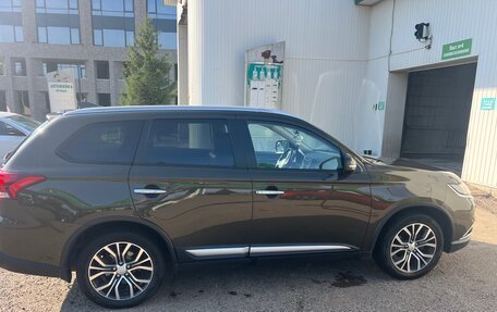 Mitsubishi Outlander III рестайлинг 3, 2017 год, 2 100 000 рублей, 2 фотография