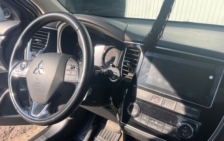 Mitsubishi Outlander III рестайлинг 3, 2017 год, 2 100 000 рублей, 4 фотография