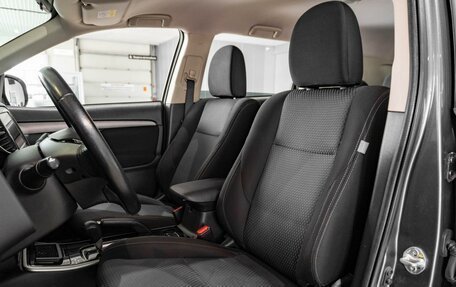 Mitsubishi Outlander III рестайлинг 3, 2018 год, 1 899 000 рублей, 12 фотография