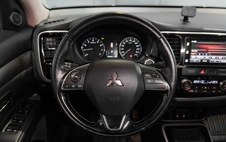 Mitsubishi Outlander III рестайлинг 3, 2018 год, 1 899 000 рублей, 11 фотография