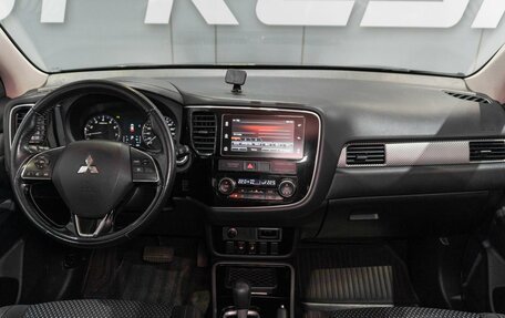 Mitsubishi Outlander III рестайлинг 3, 2018 год, 1 899 000 рублей, 10 фотография