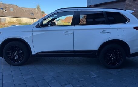 Mitsubishi Outlander III рестайлинг 3, 2019 год, 2 388 000 рублей, 9 фотография
