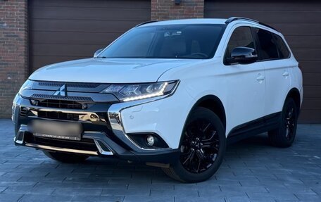 Mitsubishi Outlander III рестайлинг 3, 2019 год, 2 388 000 рублей, 13 фотография