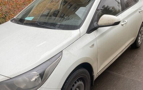 Hyundai Solaris II рестайлинг, 2017 год, 900 000 рублей, 2 фотография