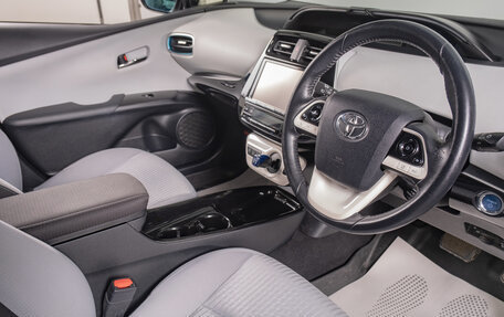 Toyota Prius IV XW50, 2016 год, 1 899 000 рублей, 8 фотография