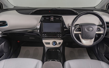 Toyota Prius IV XW50, 2016 год, 1 899 000 рублей, 11 фотография