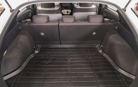 Toyota Prius IV XW50, 2016 год, 1 899 000 рублей, 20 фотография