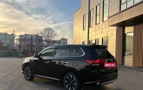 Mitsubishi Outlander III рестайлинг 3, 2018 год, 2 300 000 рублей, 3 фотография