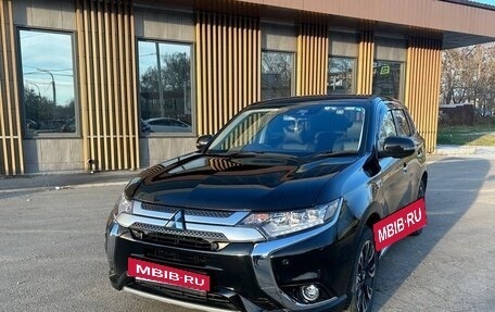 Mitsubishi Outlander III рестайлинг 3, 2018 год, 2 300 000 рублей, 2 фотография