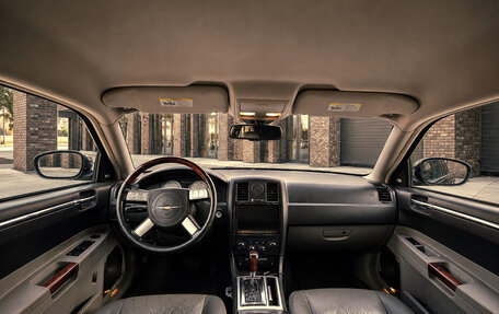 Chrysler 300C II, 2006 год, 1 090 000 рублей, 21 фотография