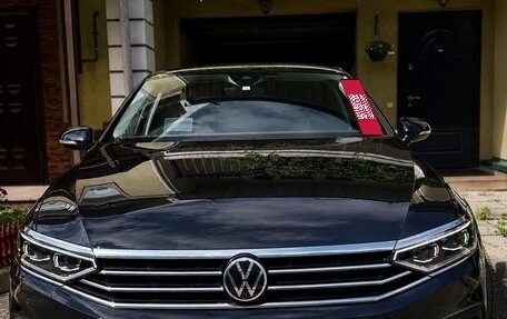 Volkswagen Passat B8 рестайлинг, 2021 год, 2 490 000 рублей, 2 фотография