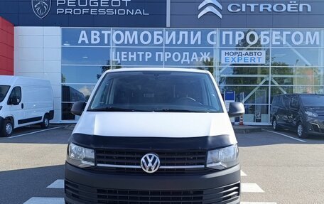 Volkswagen Caravelle T6 рестайлинг, 2017 год, 2 475 000 рублей, 2 фотография