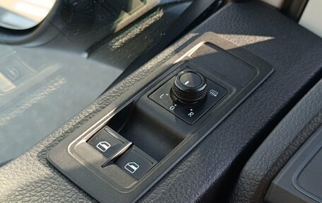 Volkswagen Caravelle T6 рестайлинг, 2017 год, 2 475 000 рублей, 18 фотография