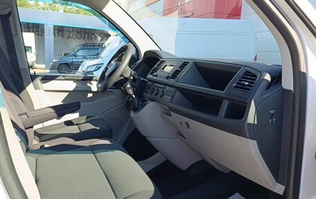 Volkswagen Caravelle T6 рестайлинг, 2017 год, 2 475 000 рублей, 22 фотография
