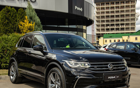 Volkswagen Tiguan II, 2021 год, 3 828 000 рублей, 2 фотография