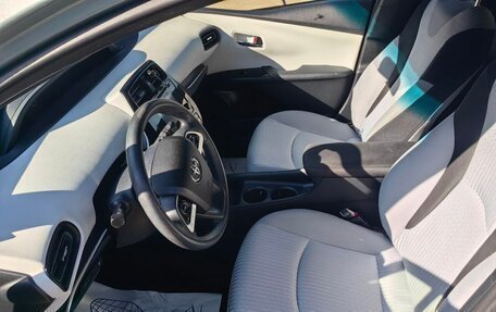 Toyota Prius IV XW50, 2016 год, 1 650 000 рублей, 3 фотография