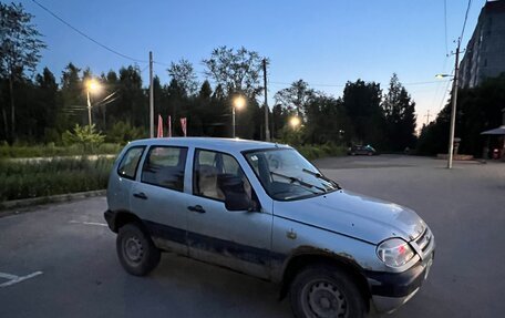 Chevrolet Niva I рестайлинг, 2004 год, 100 000 рублей, 2 фотография