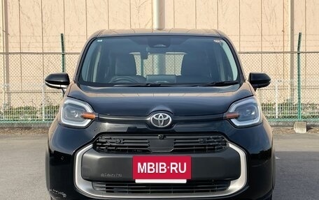Toyota Sienta, 2023 год, 1 340 100 рублей, 2 фотография