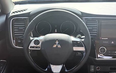 Mitsubishi Outlander III рестайлинг 3, 2022 год, 1 620 000 рублей, 8 фотография