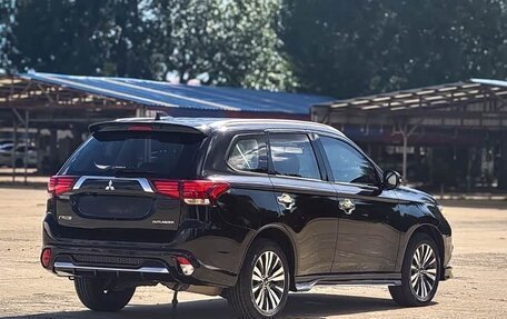 Mitsubishi Outlander III рестайлинг 3, 2022 год, 1 620 000 рублей, 6 фотография