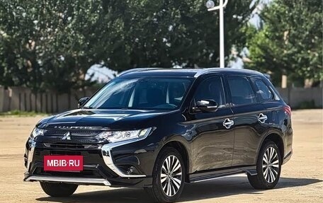 Mitsubishi Outlander III рестайлинг 3, 2022 год, 1 620 000 рублей, 3 фотография