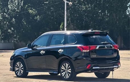 Mitsubishi Outlander III рестайлинг 3, 2022 год, 1 620 000 рублей, 4 фотография
