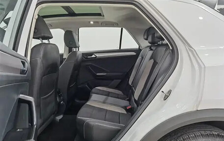 Volkswagen T-Roc I, 2023 год, 1 300 000 рублей, 16 фотография