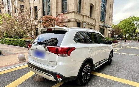 Mitsubishi Outlander III рестайлинг 3, 2021 год, 1 745 000 рублей, 8 фотография