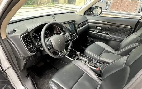Mitsubishi Outlander III рестайлинг 3, 2021 год, 1 745 000 рублей, 4 фотография