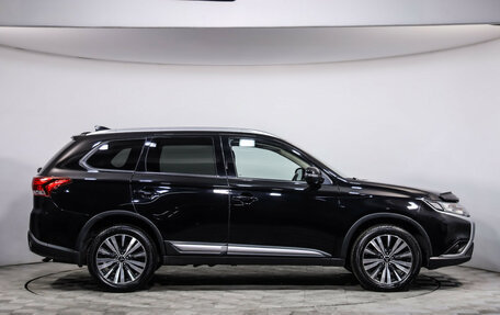 Mitsubishi Outlander III рестайлинг 3, 2019 год, 1 699 000 рублей, 4 фотография