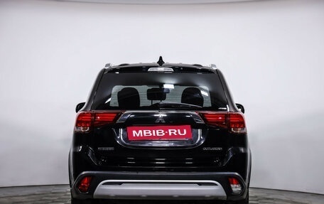 Mitsubishi Outlander III рестайлинг 3, 2019 год, 1 699 000 рублей, 7 фотография