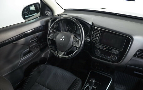 Mitsubishi Outlander III рестайлинг 3, 2019 год, 1 699 000 рублей, 9 фотография