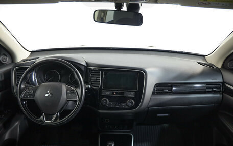 Mitsubishi Outlander III рестайлинг 3, 2019 год, 1 699 000 рублей, 10 фотография