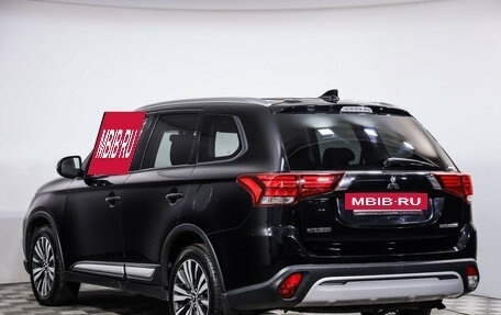 Mitsubishi Outlander III рестайлинг 3, 2019 год, 1 699 000 рублей, 8 фотография