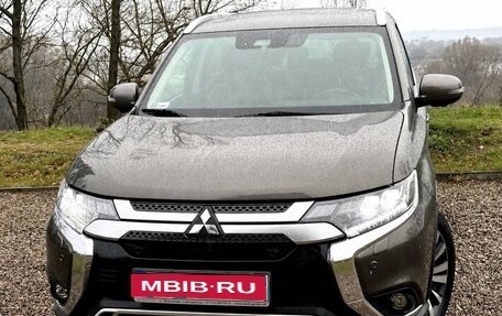 Mitsubishi Outlander III рестайлинг 3, 2019 год, 1 879 000 рублей, 1 фотография