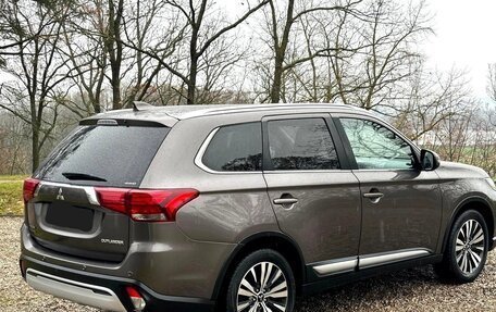Mitsubishi Outlander III рестайлинг 3, 2019 год, 1 879 000 рублей, 4 фотография