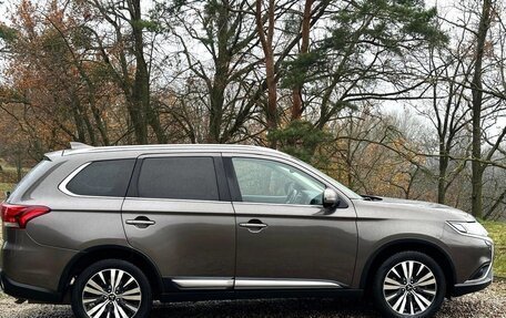 Mitsubishi Outlander III рестайлинг 3, 2019 год, 1 879 000 рублей, 3 фотография