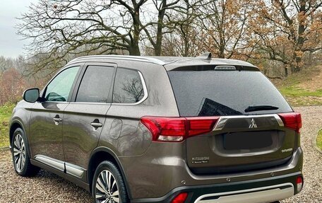 Mitsubishi Outlander III рестайлинг 3, 2019 год, 1 879 000 рублей, 5 фотография