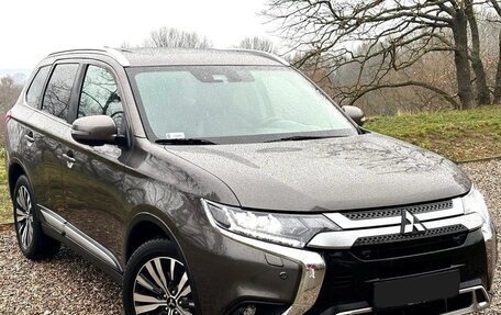 Mitsubishi Outlander III рестайлинг 3, 2019 год, 1 879 000 рублей, 8 фотография