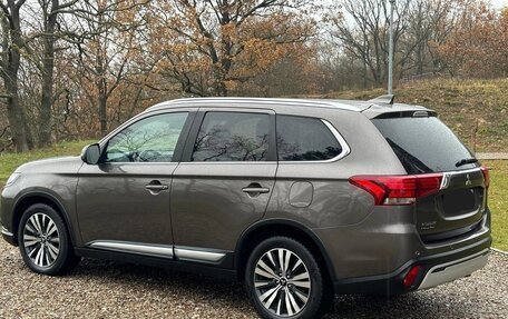 Mitsubishi Outlander III рестайлинг 3, 2019 год, 1 879 000 рублей, 6 фотография