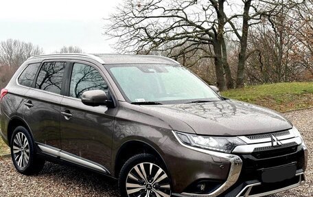 Mitsubishi Outlander III рестайлинг 3, 2019 год, 1 879 000 рублей, 7 фотография