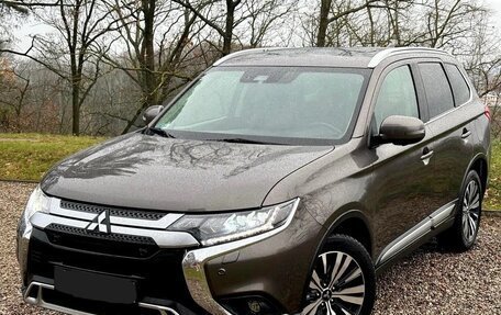 Mitsubishi Outlander III рестайлинг 3, 2019 год, 1 879 000 рублей, 18 фотография