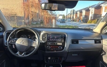 Mitsubishi Outlander III рестайлинг 3, 2019 год, 1 879 000 рублей, 10 фотография