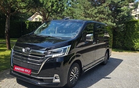 Toyota HiAce H300, 2022 год, 8 500 000 рублей, 3 фотография